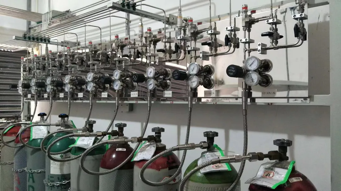 Installed cylinder-bank manifold with regulators and pressure gauges