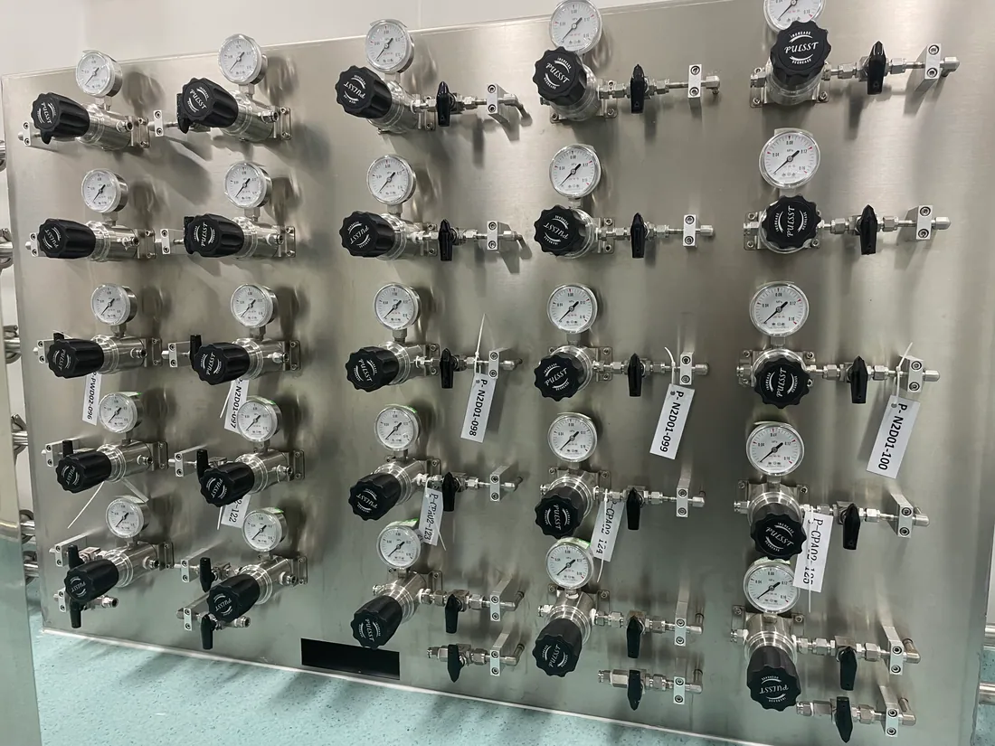 Installed laboratory gas regulator and pressure gauge panel