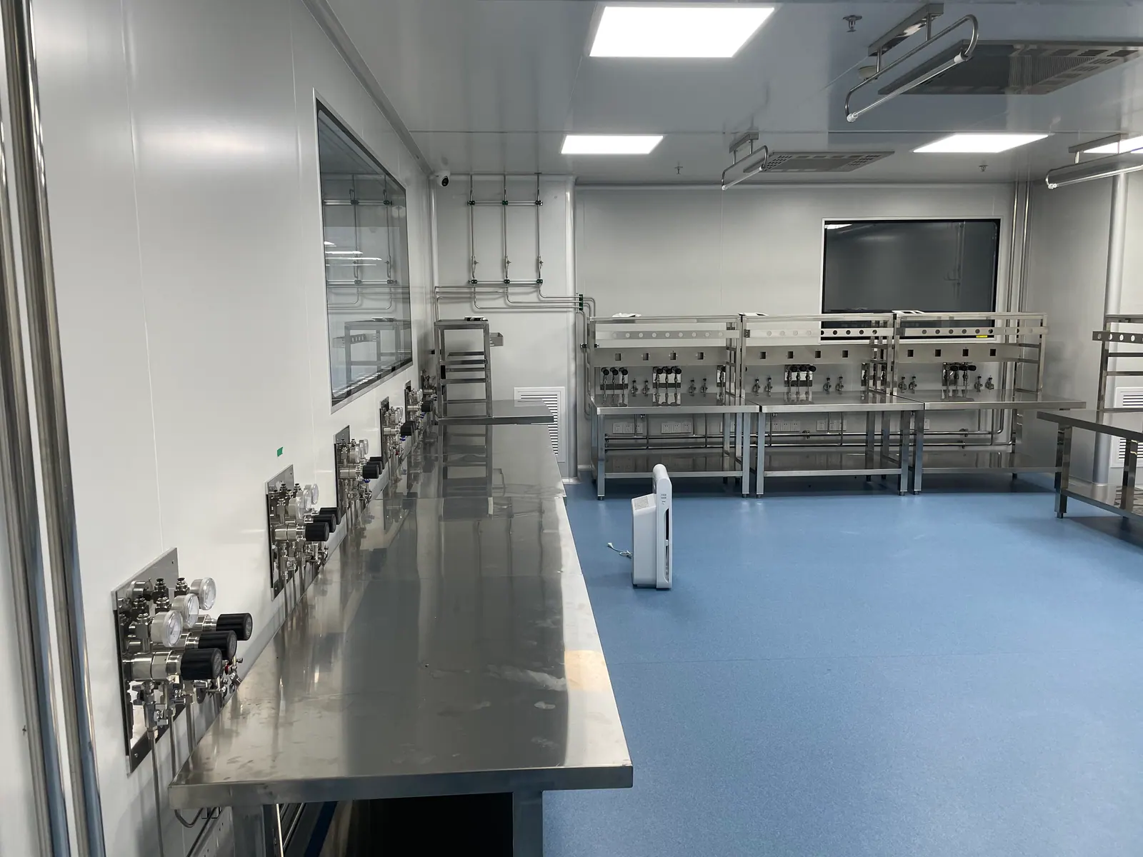 Biopharmaceutical laboratory benches with stainless-steel gas distribution