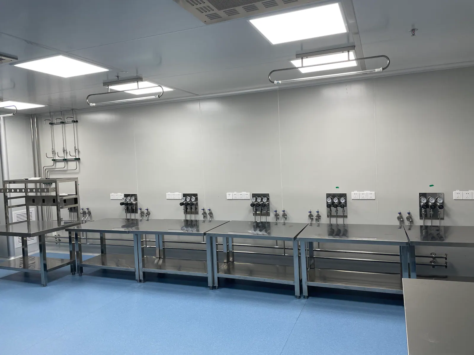 Open laboratory space with point-of-use utility positions