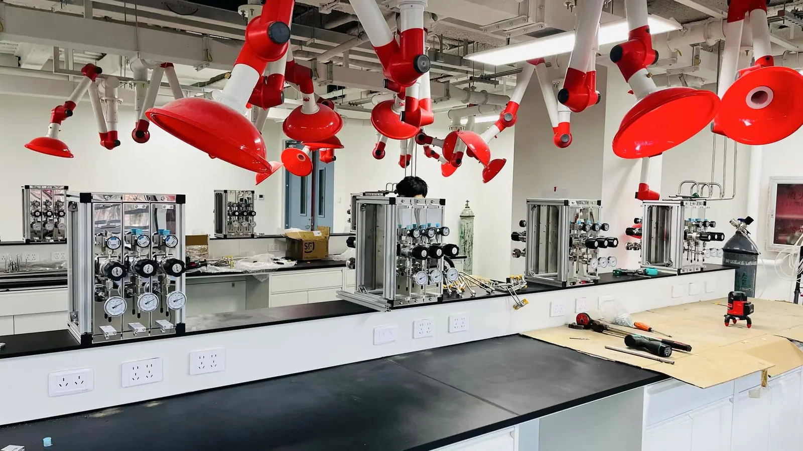 Environmental analytical laboratory gas distribution installation