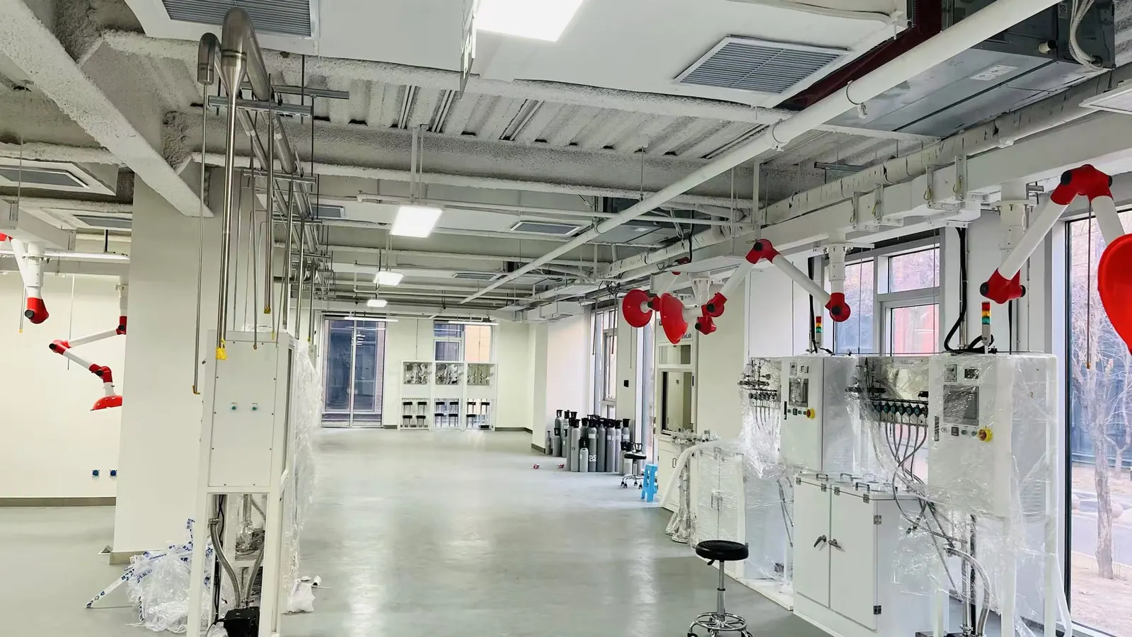 Laboratory space with service distribution above benches