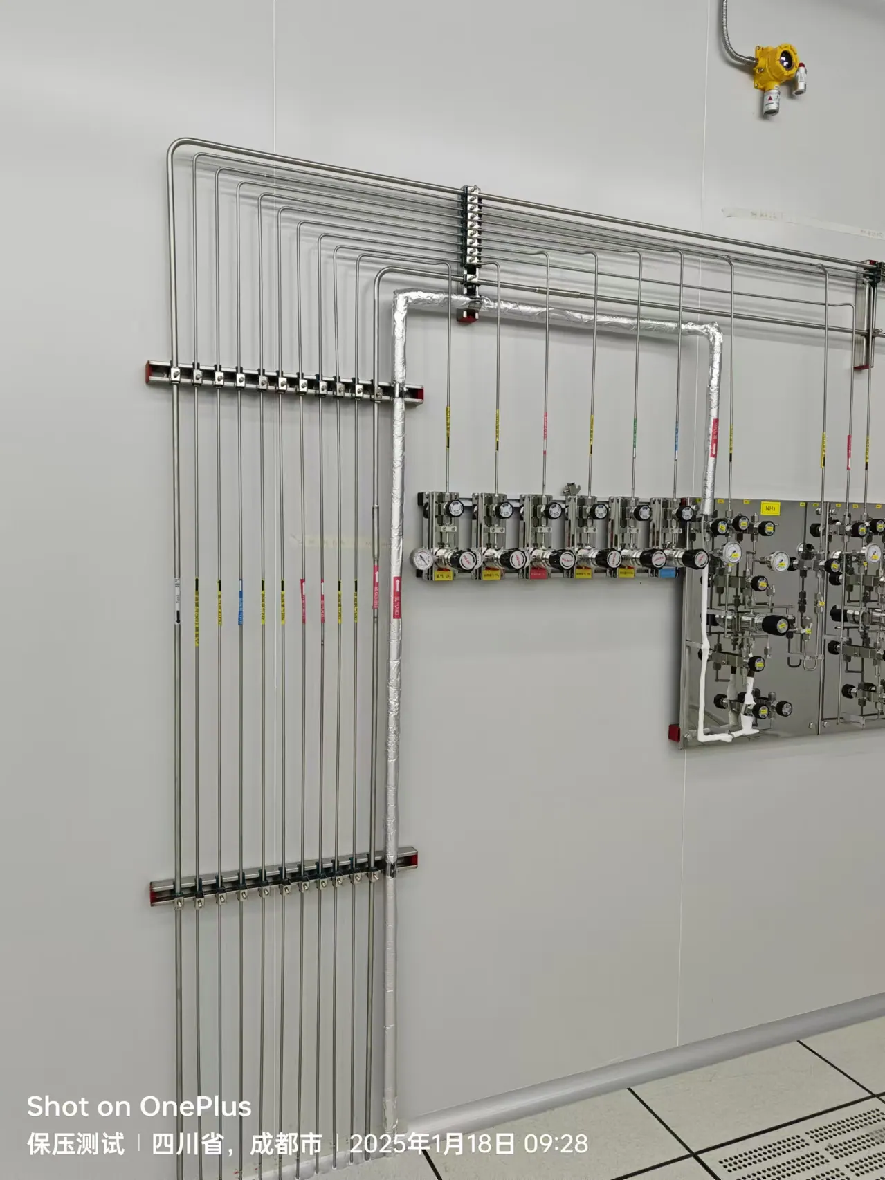 Stainless-steel gas distribution tubing and branch points