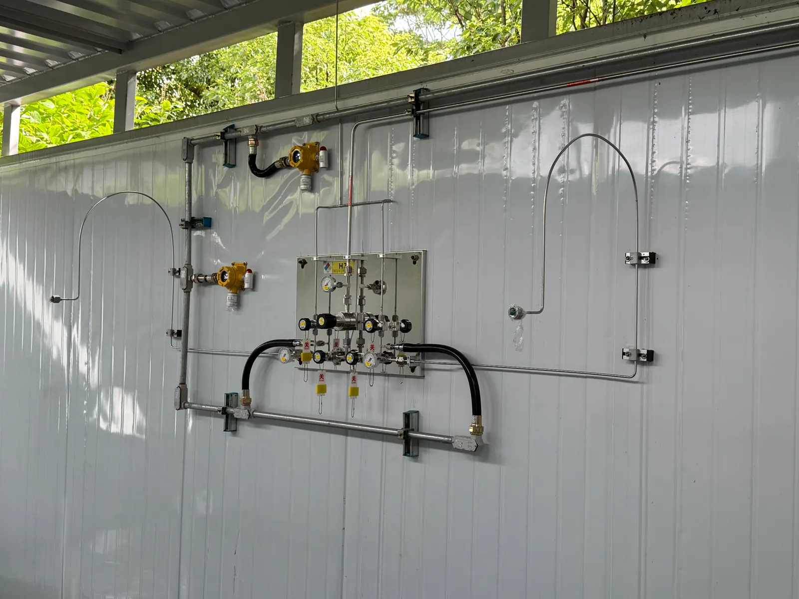 Process-gas lines and local controls in materials research