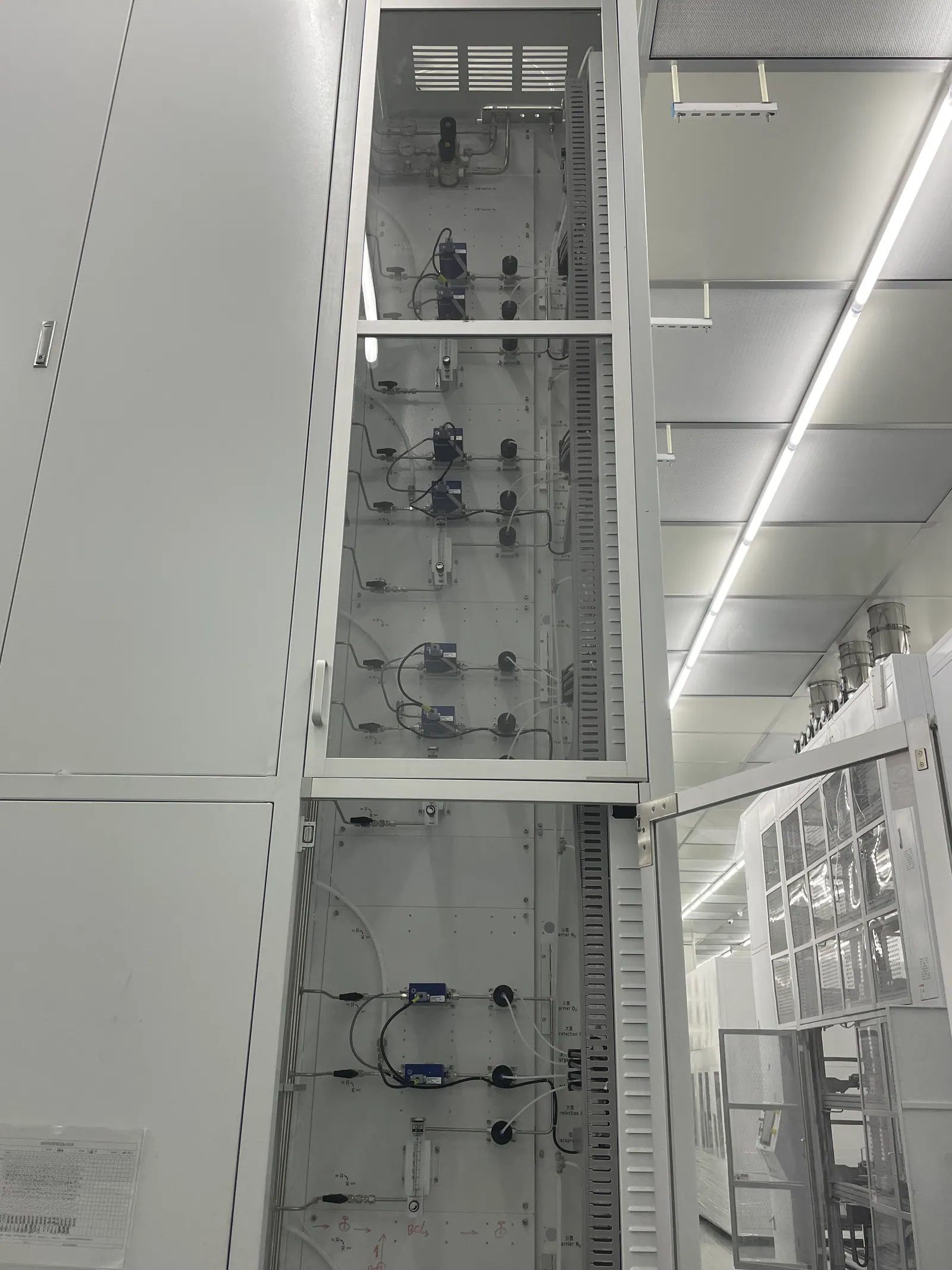 High-purity gas control installation