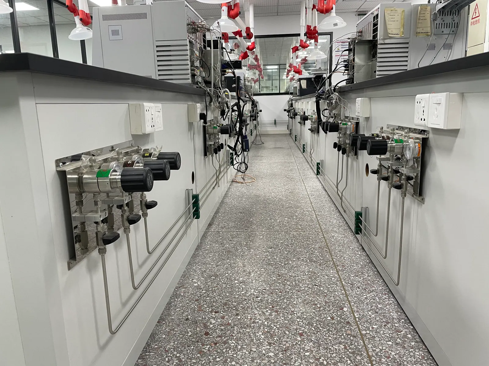 Analytical bench and gas outlets in a testing facility