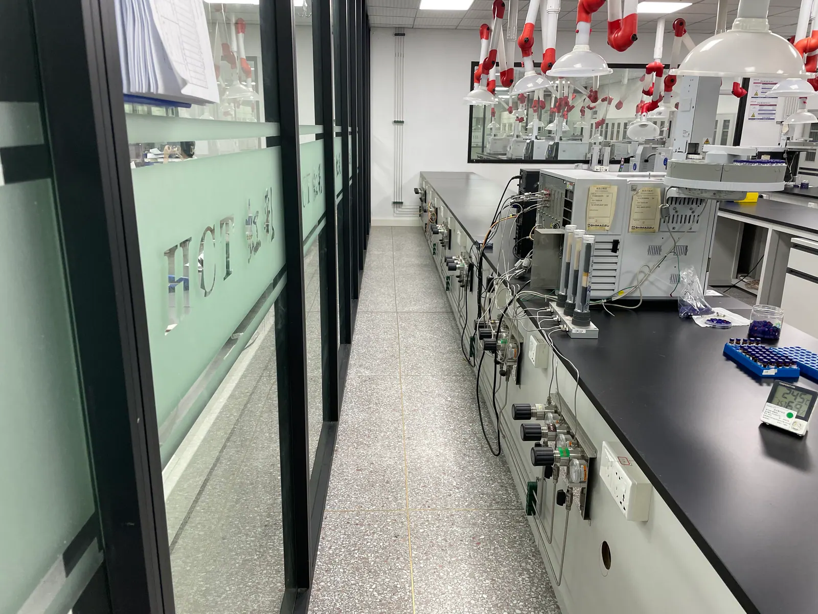 Instrument room with distributed laboratory gas services