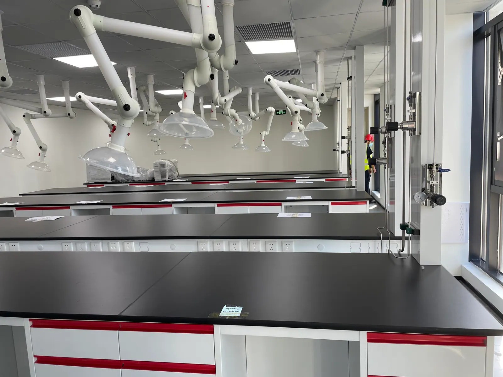 Testing laboratory benches with wall-mounted gas connections