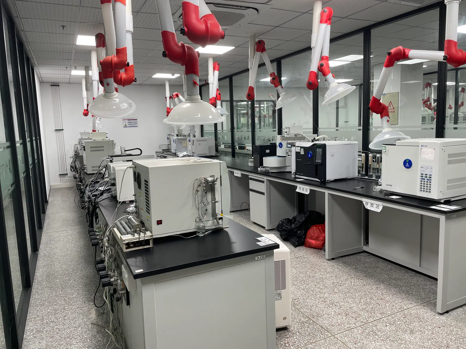 Analytical testing workstations and local gas connections