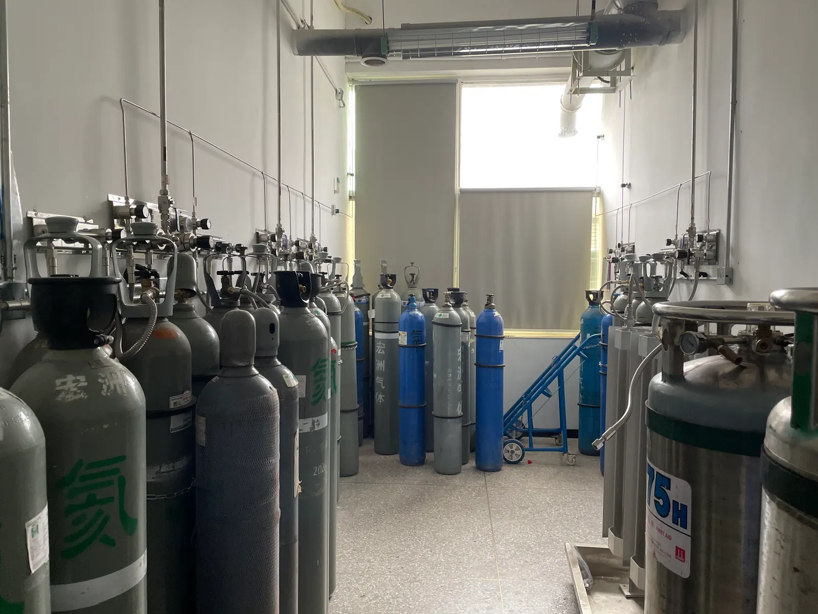 Cylinder supply arranged for testing laboratory instruments