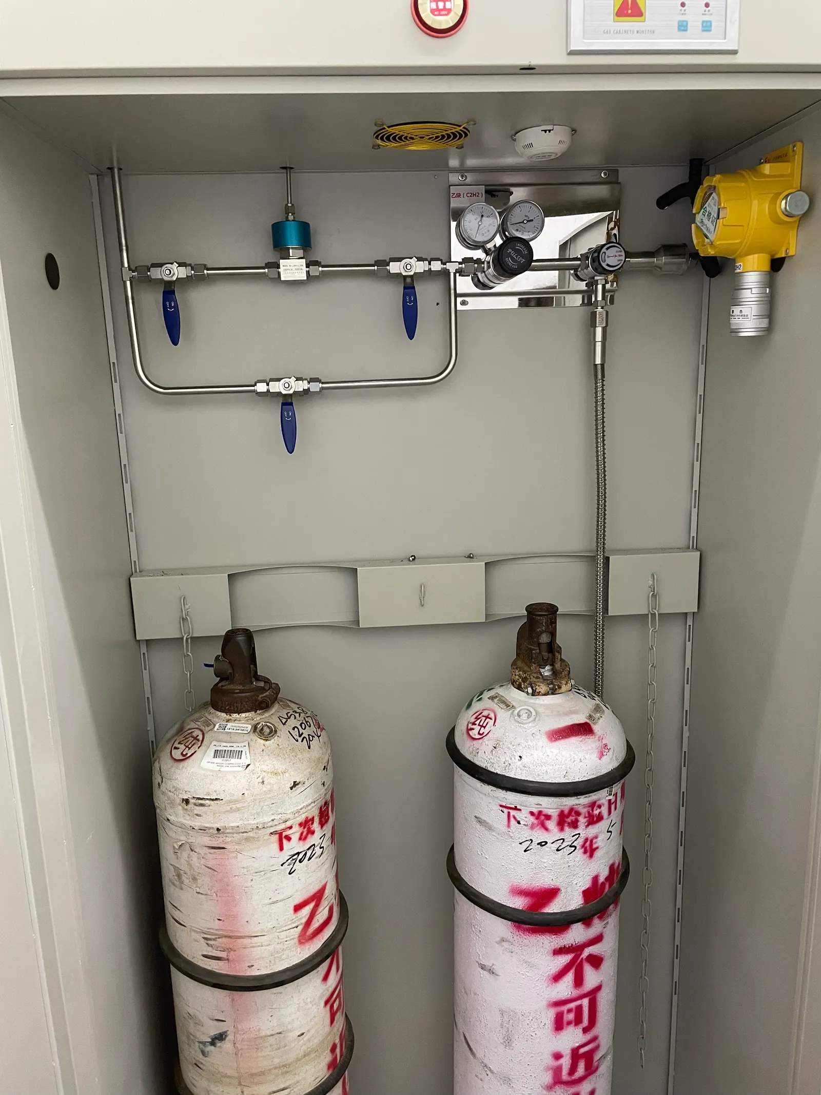 Local gas control connections at laboratory equipment