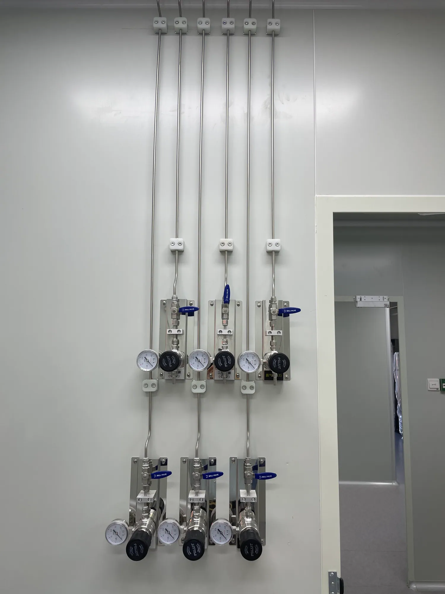 Gas control points in a research installation