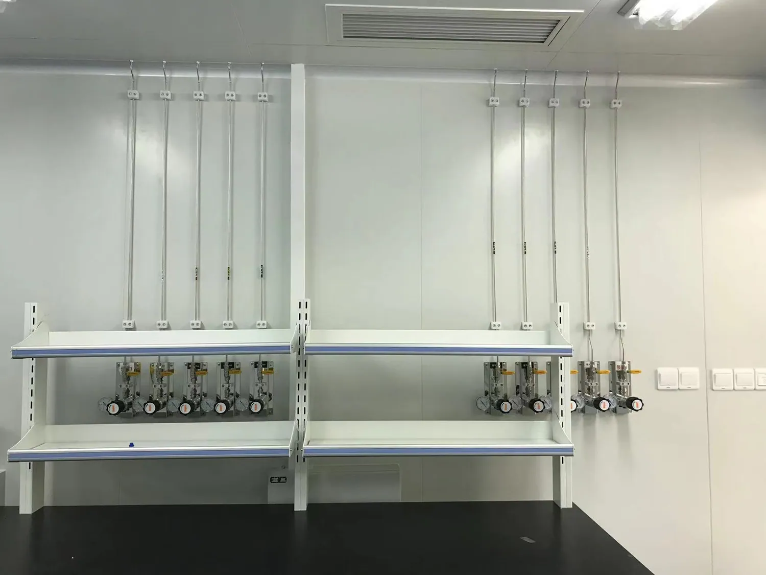 Laboratory bench with multiple wall-mounted gas outlets