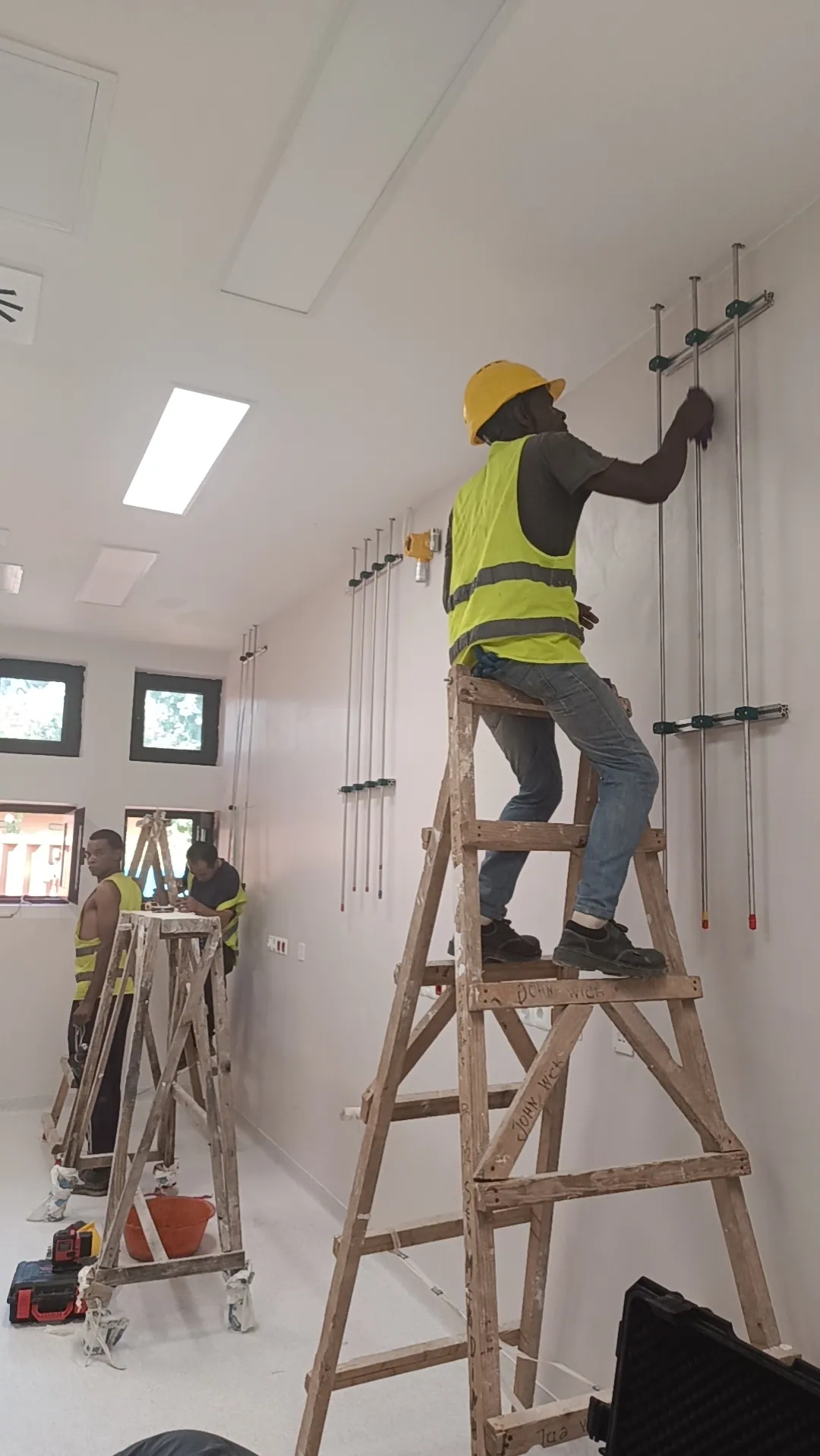 Installation of a wall-mounted laboratory gas line