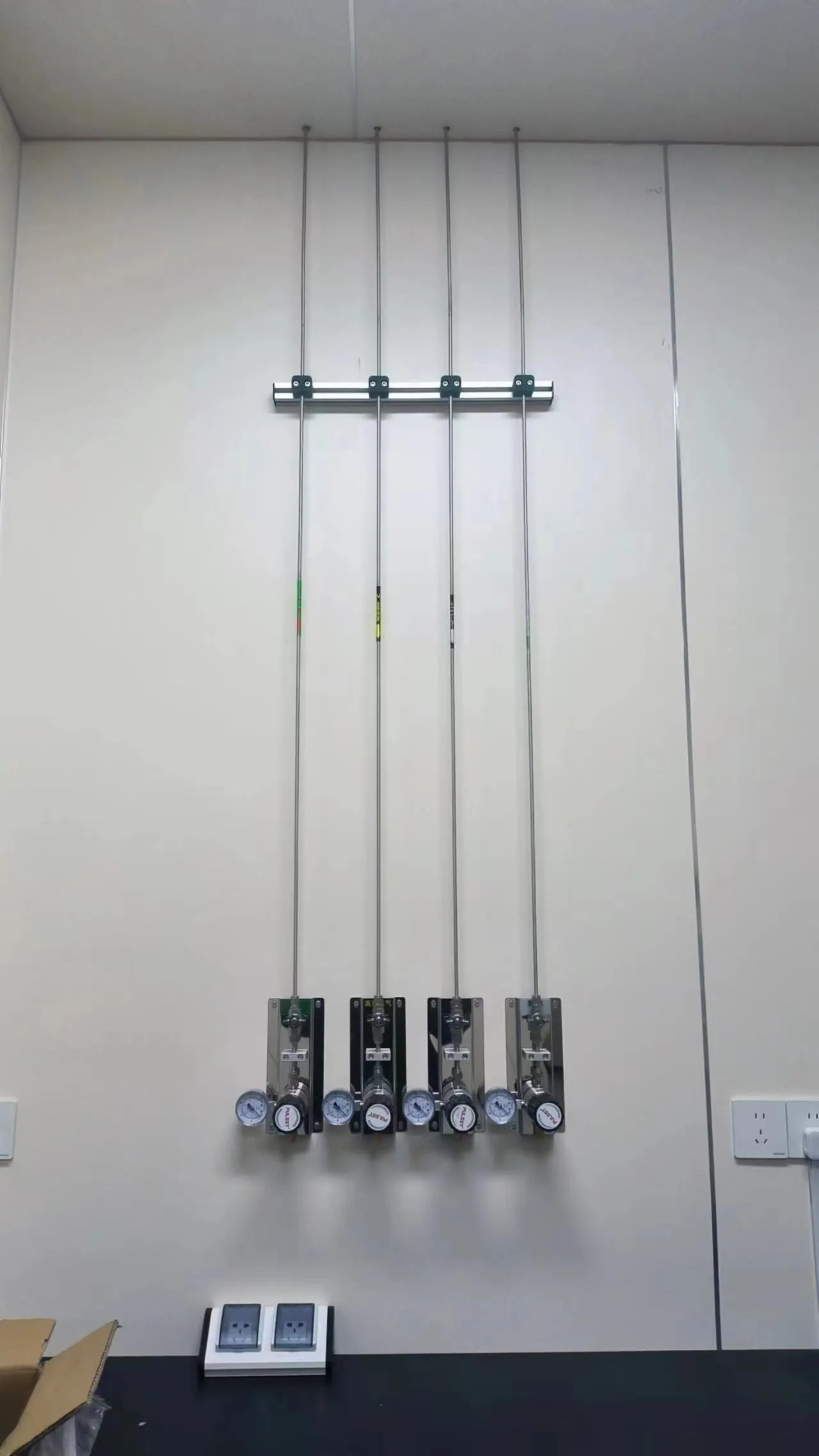 Gas pressure-control equipment in an analytical laboratory installation
