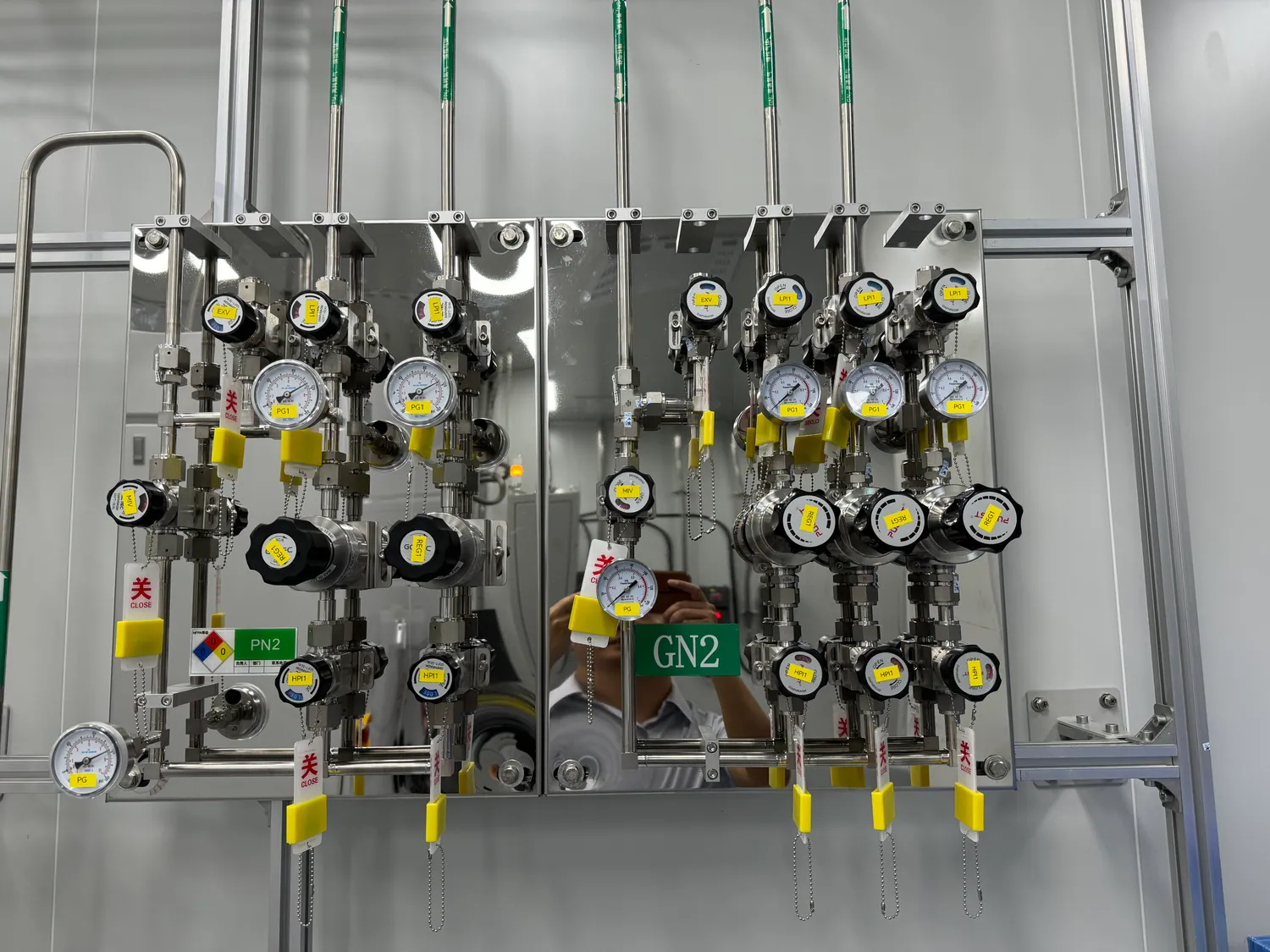 Multi-line pressure-control panels in a specialty-gas installation