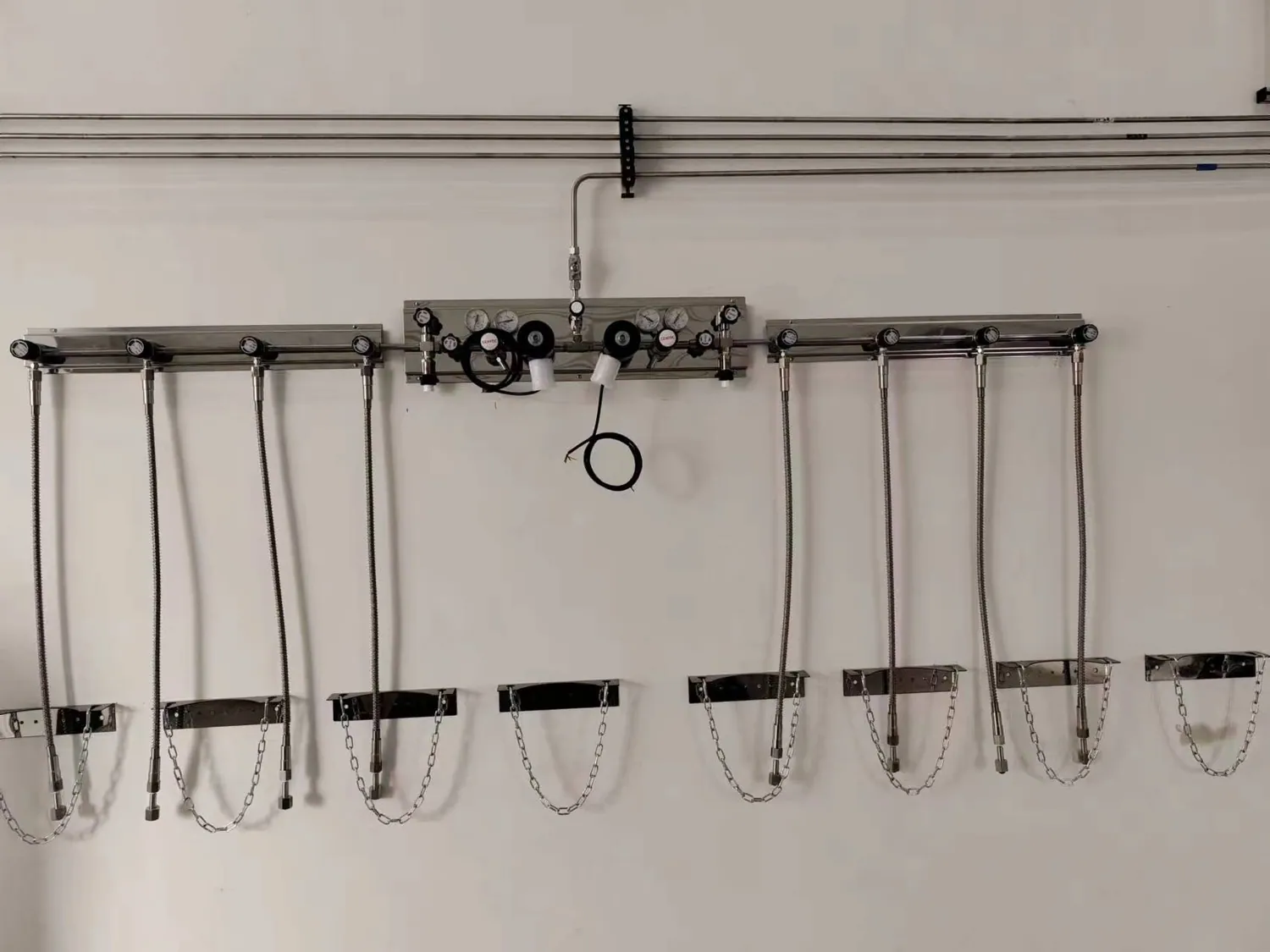 Wall-mounted gas distribution points and stainless-steel pipework