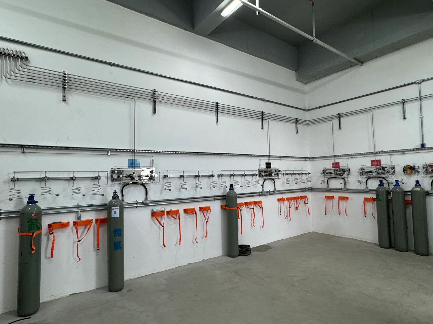 Cylinder bank and gas distribution manifold in a specialty-gas installation